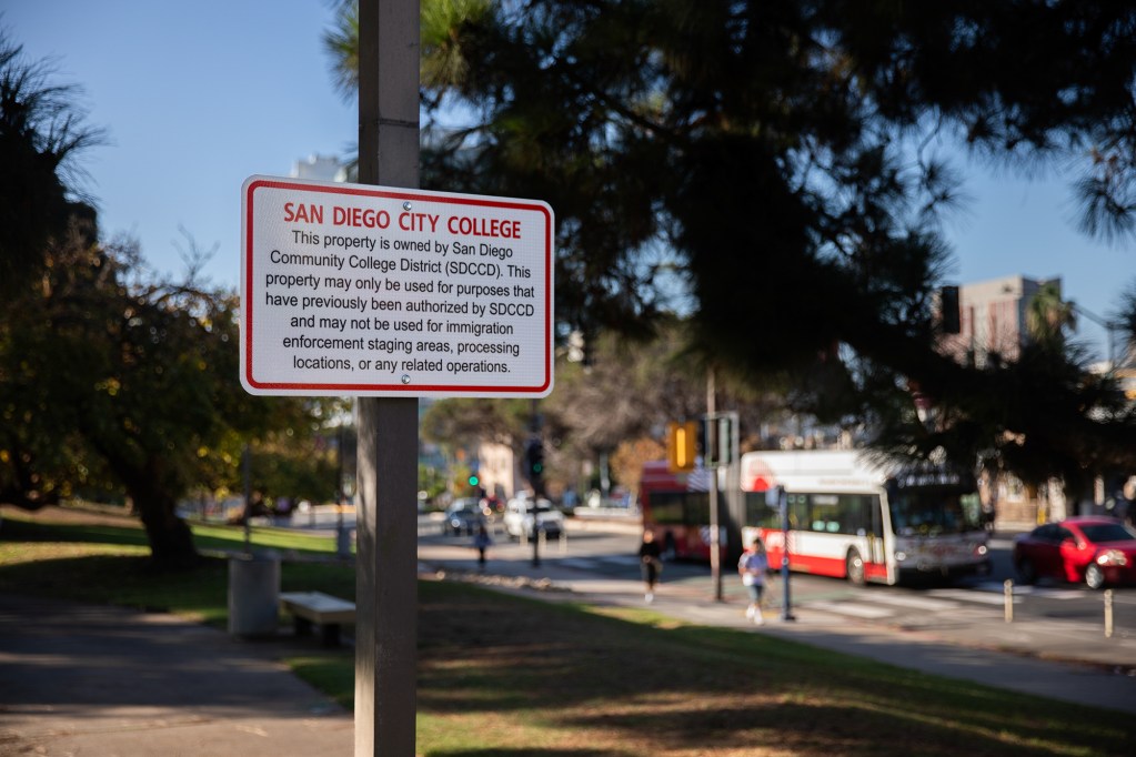 Las detenciones del ICE alarman a los colegios comunitarios de California. ¿Qué pueden hacer los responsables de los campus?